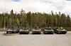 Her er alle de fem medlemmene i den nye norske CV90-familien, fra venstre: Stormingeniørvogn, stormpanservogn, multirollevogn, oppklaringsvogn og stridsledelsesvogn. Foto: Nils Bjuggstam
