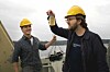 Når forskerne er på tokt i Oslofjorden, tar de mange ulike prøver, blant annet vannprøver. Denne viser brunt vann i fjorden, som betyr at det er mye oppløst organisk materiale, forklarer Jesper Nilsen Negård (t.v.) og Simon Hasselø Kline.