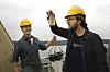 Når forskerne er på tokt i Oslofjorden, tar de mange ulike prøver, blant annet vannprøver. Denne viser brunt vann i fjorden, som betyr at det er mye oppløst organisk materiale, forklarer Jesper Nilsen Negård (t.v.) og Simon Hasselø Kline.