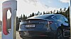 Tesla Model 3 på en Supercharger.