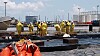 Fotoet er fra mai 2010, da arbeidere i havna i Venice i staten Louisiana vasker olje og dispergeringsmidler av utstyr ved hjelp av høytrykksspyling.