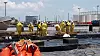 Fotoet er fra mai 2010, da arbeidere i havna i Venice i staten Louisiana vasker olje og dispergeringsmidler av utstyr ved hjelp av høytrykksspyling.