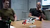 Det gjøres forløpende debriefer og erfaringsoverføringer i 330-skvadronen. Foto: Eirik Helland Urke