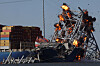 Eksplosiver kutter stålet på deler av bruseksjoner fra Francis Scott Key Bridge som lå over baugen på MS Dali. US Army Corps of Engineers sto for detonasjonene
