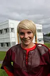 Har du barn, eller er litt barn selv, har du helt sikkert sett henne. Hun er en av NRKs egenproduserte programledertalenter, og i høst skal hun sammen med dragen Kosinus gjøre norske barn interessert i matte. Få vet at hun har mellomnavn Margrethe. Med h. Men Solveig Hareide er kommet langt, tross sine tjuesju år.