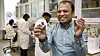 Professor Dhayalan Velauthapillai leder laboratoriet på Høgskolen på Vestlandet og nestleder for Hyvalues fagfelt om nye metoder for å produsere grønn hydrogen. Et mål er å finne bedre nanomaterialer til elektrodene som produserer oksygen og hydrogen.