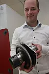 Prosjektleder Emil Jahren i Miko Marine med hullboret. De fjærbelastete tappene sees rett over boret og sørger for å være mothaker når flensen med gummitetting skrues tett fast. Systemet er patentert.
