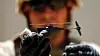 En US Marine holder opp en Black Hornet under en øvelse i USA. Foto: FLIR UAS