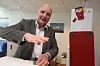 Administrerende direktør Nicolai Michelsen i Miko Marine. En magnetmatte, som Miko Marine er mest kjent for, henger på veggen bak ham. Magnetplasterne brukes til å tette hull og flenger i skipsskrog.