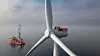 Bildet viser norske spesialskip i forbindelse med installasjonen av Frankrikes første flytende vindpark. Solstad-fartøyet Normand Installer sørget for å legge kabler etter at turbinene hadde blitt satt på plass.