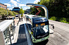 Pantograflading: Når en buss skal lades kjører den under ladestasjonen og så senkes en pantograf ned over elektrodene på taket. De er plassert slik at det holder å posisjonere bussen med en halv meters nøyaktighet i lengde- og sideretning.