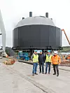 Det er en stor konstruksjon som snart forlater Stathelle på vei mot Vestlandet. Foran fra venstre: Arne Berge, oppfinner og stifter av FishGlobe, Geir-Arne Berg, direktør i Uponor Norge, Tor Hellestøl, daglig leder i FishGlobe og Kari Karjalainen, prosjektansvarlig hos Uponor. Foto: Joachim Seehusen