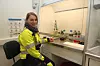 I det nye laboratoriet tilknyttet oljevernsenteret til Kystverket i Horten, kan rådgiver Birgitte Brockstedt Kvamme blande alle typer emulsjoner utstyret skal testes på.