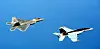 En F-22A Raptor (t.v) fra Kadena Air Base, Japan, i trening sammen med en F/A-18 Super Hornet fra den amerikanske marinen.