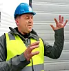 Arne Berge, selv ingeniør, møtte skepsis hos fagkolleger da han kom med ideen. Skepsisen ble gjort til skamme, i tillegg til de to som er bestilt forbereder han nå en merd som er nesten ti ganger så stor. Den skal benyttes til laks frem til slakteklar vekt på 5 kg. Foto: Joachim Seehusen