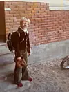 Med skoa i hånda enten før eller etter sin første dag på barneskolen. Foto: Privat