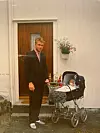 Her er Aasland med sitt første barn, Mathias, i barnevogna på 17. mai. Foto: Privat