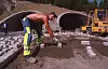 Røyken, juni 2000: Lennart Johansson fra Statens Vegvesen legger siste hånd på verket før åpning av dagens Oslofjordtunnel. Når et nytt løp nå skal bygges, et kvart århundre senere, bidrar strengere HMS-krav til å øke byggetiden. Foto: Berit Roald