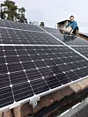 Stadig flere nordmenn skaffer seg solcellepaneler. På bildet Andreas Bentzen fra Otovo som selger solcellepanel. Bilde: Kallestad, Gorm/NTB Scanpix