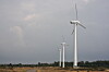 Ifølge en ny analyse fra Energinet.dk kan Danmark spare 4,5 milliarder danske kroner per år på å rive hus og bygge møller på land sammenlignet med å bygge ut langt dyrere havvindparker.
