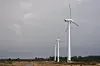 Ifølge en ny analyse fra Energinet.dk kan Danmark spare 4,5 milliarder danske kroner per år på å rive hus og bygge møller på land sammenlignet med å bygge ut langt dyrere havvindparker.