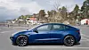 Tesla Model 3 er et særdeles vanlig syn. Det er spoileren, bremsene og hjulstørrelsen som avslører at det er en ekstra sprek variant. Foto: Eirik Helland Urke
