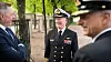 Forsvarsminister Frank Bakke-Jensen (f.v.) og forsvarssjef Haakon Bruun-Hanssen diskuterer tilstandsrapporten for KNM Helge Ingstad onsdag 15. mai. I forgrunnen er Thomas Wedervang, sjef for maritime kapasiteter i Forsvarsmateriell.