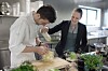 MATKJEMI: Guro Helgesdotter Rognså er utdannet sivilingeniør ved NTNU i Trondheim, med en mastergrad i kjemi og bioteknologi. Nå er hun den første som tar doktorgrad på molekylær gastronomi i Norge. Konsulent Daniel Rougé Madsen (t.v) håper næringsmiddelkunnskap skal heve nivået på kurstilbudet ved Gastronomisk Institutt i Stavanger.