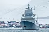 Fregatten KNM Thor Heyerdahl på Svalbardtoktet i 2021, for å hevde norsk suverenitet på Svalbard. Her utenfor Longyearbyen. Det er forbud mot permanente militære baser på øygruppen.