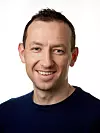 Christoph Meraner forteller at nå anbefaler forskerne heller å bruke «steng inne»-strategien enn å bruke ventilasjonsanlegget til å suge røykgasser ut ved en brann. Foto: Rise Fire Research