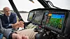 Freddy Rotseth, seksjonssjef for Politiets helikoptertjeneste, studerer cockpit etter testflygningen. Foto: Per Erlien Dalløkken