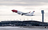 Et Boeing 737-800 tar av fra Oslo Lufthavns vestre bane.