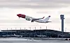 Et Boeing 737-800 tar av fra Oslo Lufthavns vestre bane.