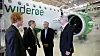 Andreas Aks (f.v) sammen med Widerøe-sjef Stein Nilsen, Embraer-sjef Paulo Cesar de Souza e Silva og sjef for Embraers passasjerflyvirksomhet John Slattery. Foto: Per Erlien Dalløkken