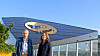 Klaus Livik og Marit Myrstad i Trondheim kommune foran Powerhouse, et bygg som er utstyrt med solceller over det hele og som produserer mer strøm enn det forbruker.