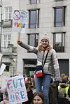 En ung jente holder opp sin egen klima-plakat. Foto: Erik Martiniussen