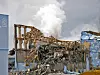 Kraftverket så ut som et utbombet krater dager etter ulykken, blant annet fordi det kom en rekke eksplosjoner i dagene etter tsunamien, da våtgass hadde dannet seg i reaktorbygningen. Foto: Tepco