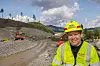 Prosjektleder Frank Mellemstuen i Anlegg Øst Entreprenør mener denne entreprisen er et usedvanlig trivelig oppdrag. Den nye veien nordover i bakgrunnen. Foto: Bjørn Olav Amundsen