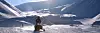 Fartsfylt jobbreise: Kritiske anlegg kan befinne seg langt ut på vidda eller på toppen av et fjell. Derfor er både helikopter og snøskuter typiske fremkomstmiddel. Foto: Adobe Stock