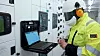Praksis og erfaring: Du kan søke etter lærlingplass hos bedrifter som tilbyr servicetjenester. Dette vil gi deg muligheten til å lære av erfarne teknikere. Foto: Schneider Electric/ Eivind Taksrud