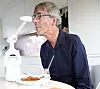 Spiseroboten fra Picomed fungerer, men er ikke lett å manøvrere uten at det blir søl. Foto: Sverre Chr. Jarild