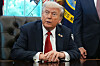 President Donald Trump snakket med journalister i Det ovale kontor i forbindelse med undertegnelse av en presidentordre mandag denne uken.