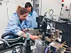 Ines Schreiver fra Bundesinstitut für Risikobewertung (BfR) i Berlin og Julie Villanova, ESRF-forsker, er her i gang med forsøket ved ESRF ID16B-beamline. Foto: ESRF/Ines Schreiver