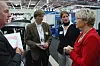 Liv Signe Navarsete ble omringet av bekymrede Think-ansatte under EVS24-messen i Stavanger tidligere i år. Fra venstre konsernsjef Richard Canny, salgsdirektør Richard Waitz og designdirektør Katinka von der Lippe.