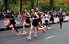Eliud Kipchoge (i hvit singlet) ble det første mennesket i verden som løp maraton på under to timer – i en park i Wien høsten 2019. Kenyaneren løp med supersko som ikke er godkjent til bruk i konkurranser. De var for tykke. En annen årsak til at rekorden ikke ble tellende, var at fartsholdere ble skiftet ut underveis. Blant annet de tre harene fra Sandnes.