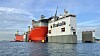 Johan Castberg-skipet lastes om bord på verdens største tungtransportfartøy, Boka Vanguard, som skal ta det fra Singapore til Norge. Skipet dykker ned, før Castberg slepes inn på fartøyet, som deretter kommer opp igjen.