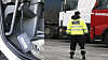 En toller på lastebil-oppstillingsplassen på Tollvesenets grensestasjonen i Svinesund. Foto: Heiko Junge / NTB scanpix