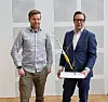 Prosjektleder Eirik Lind Hånes i AF-Gruppen og gründer Stian Valentin Knudsen fra World Wide Wind holder en modell av den nye prototypen som skal bygges. Foto: WWW