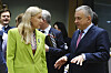 EUs energikommissær Kadri Simson på mandagens energiministermøte i samtale med Tsjekkias energiminister Jozef Síkela. Tsjekkia er et av landene som er avhengig av russisk gass via Ukraina.