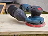 Bosch GEX 12V-125: Denne var ikke raskest, men imponerte stort ved å være den eneste på 12 volt i testen. Vekten og det lave grepet gjorde denne til favoritten. Foto: Odd Richard Valmot